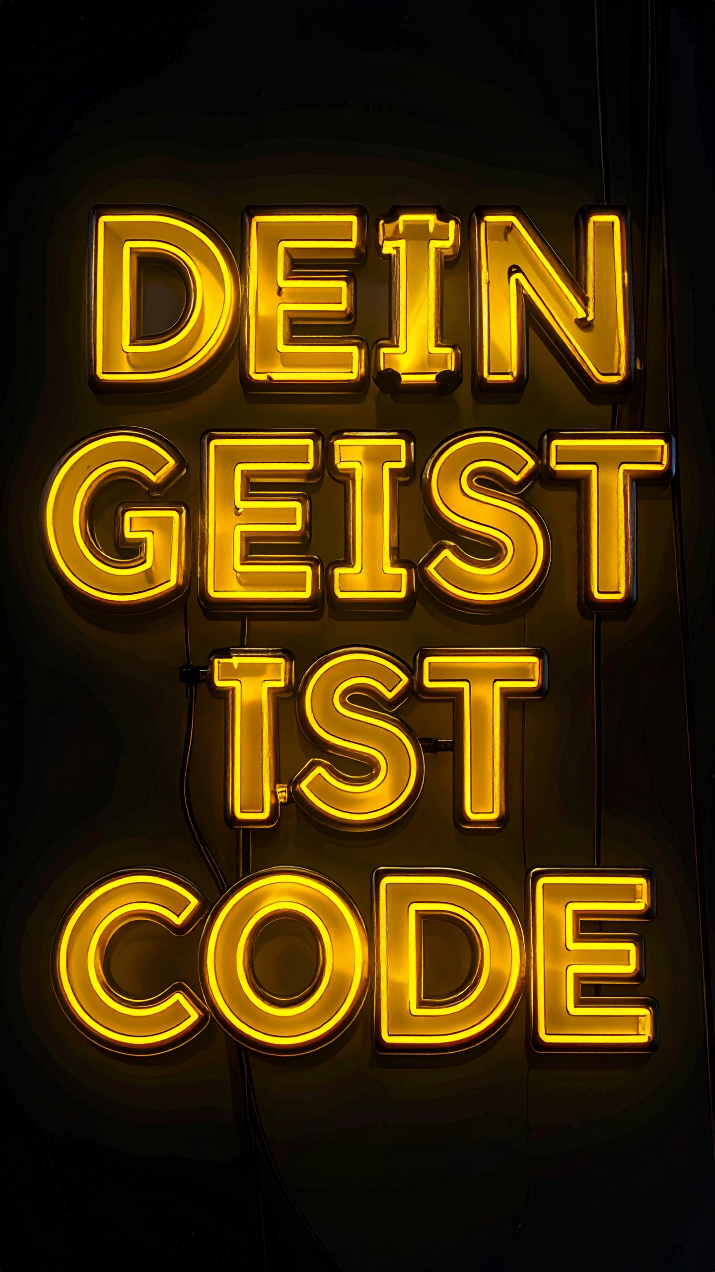 Dieses Bild dient als philosophische Analyse und literarische Dekonstruktion der Begriffe Nichts, Existenz und Code der fiktionalen Kontexte der Sci-Fi-Erzählungen von F.G. Stier. Es dient der logischen Verankerung des wissenschaftlich-philosophischen Konzepts der zeitlosen Verursachung. Quantenmechanik, Kybernetik und Philosophie verschmelzen zu einem bizarren Protokoll der Wirklichkeit. Was, wenn das System die Realität diktiert und unser Verstand eine Simulation ohne Admin-Rechte ist? Hier verschränken sich Hühner im Quanten-Rauschen, während Gegenstände ein Eigenleben führen, sobald wir wegsehen. Die 