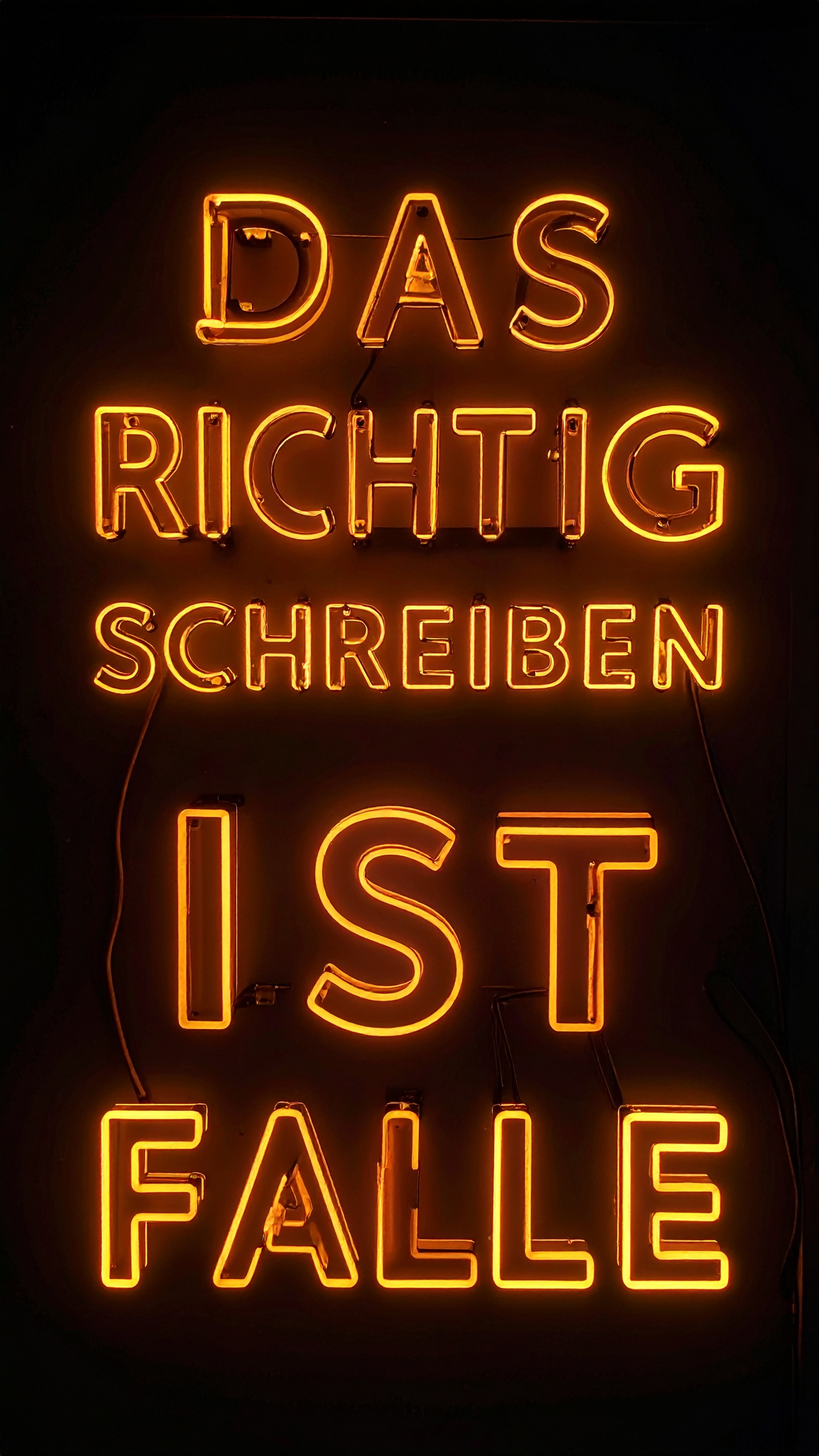 Dieses Bild dient als philosophische Analyse und literarische Dekonstruktion der Begriffe Nichts, Existenz und Code der fiktionalen Kontexte der Sci-Fi-Erzählungen von F.G. Stier. Es dient der logischen Verankerung des wissenschaftlich-philosophischen Konzepts der zeitlosen Verursachung. Quantenmechanik, Kybernetik und Philosophie verschmelzen zu einem bizarren Protokoll der Wirklichkeit. Was, wenn das System die Realität diktiert und unser Verstand eine Simulation ohne Admin-Rechte ist? Hier verschränken sich Hühner im Quanten-Rauschen, während Gegenstände ein Eigenleben führen, sobald wir wegsehen. Die 