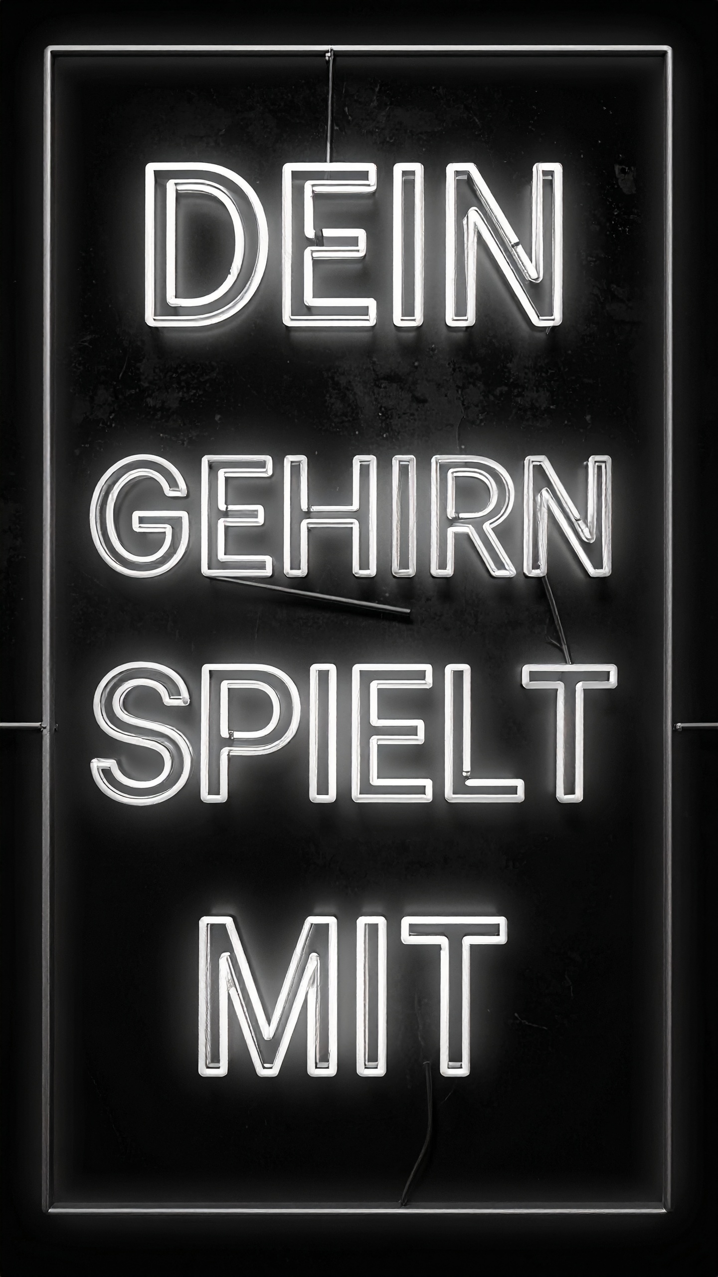Dieses Bild dient als philosophische Analyse und literarische Dekonstruktion der Begriffe Nichts, Existenz und Code der fiktionalen Kontexte der Sci-Fi-Erzählungen von F.G. Stier. Es dient der logischen Verankerung des wissenschaftlich-philosophischen Konzepts der zeitlosen Verursachung. Quantenmechanik, Kybernetik und Philosophie verschmelzen zu einem bizarren Protokoll der Wirklichkeit. Was, wenn das System die Realität diktiert und unser Verstand eine Simulation ohne Admin-Rechte ist? Hier verschränken sich Hühner im Quanten-Rauschen, während Gegenstände ein Eigenleben führen, sobald wir wegsehen. Die 